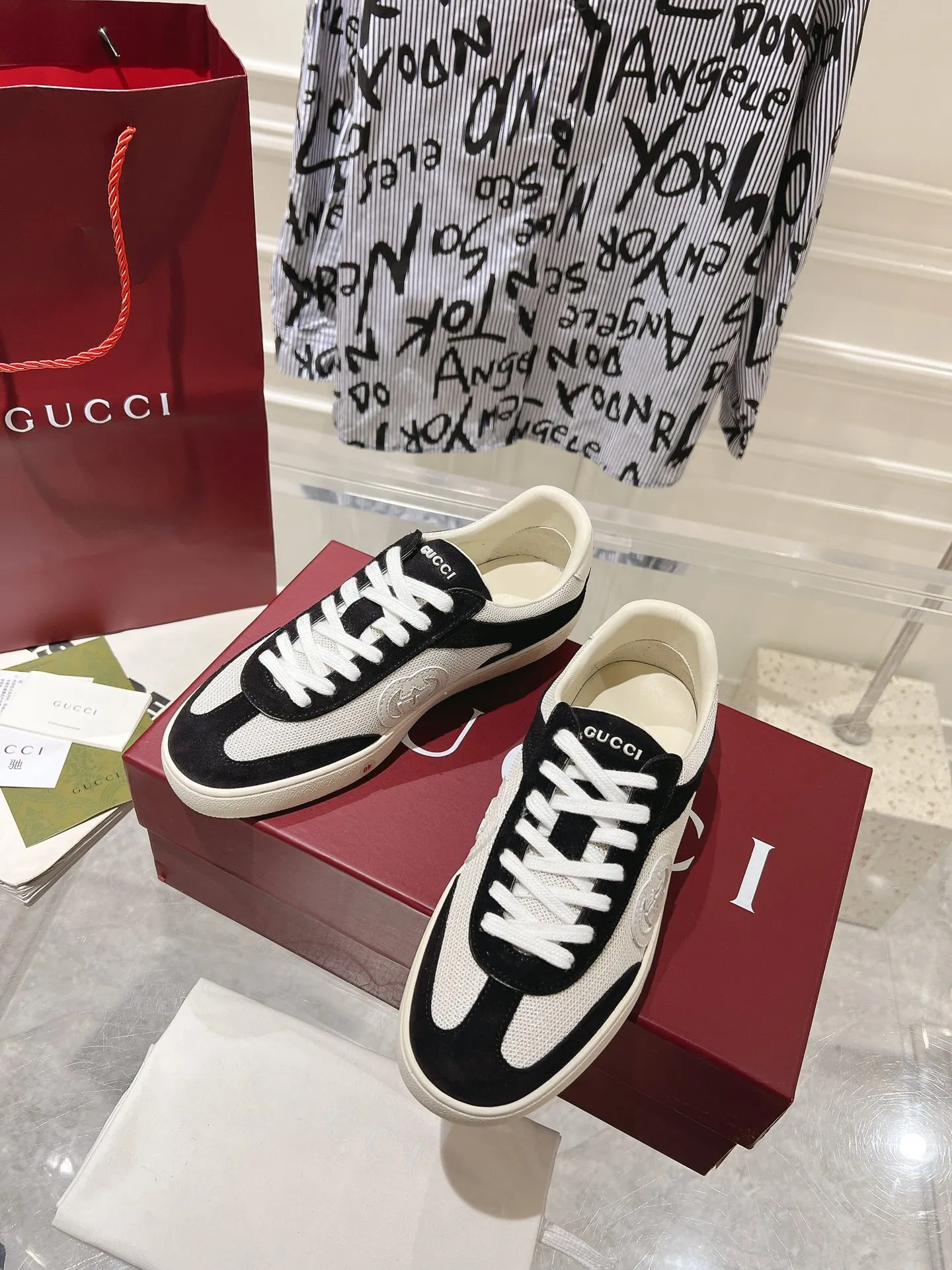 👟👟Ex-factory price 540👟👟Men's size +10 New upgraded version🔥Gucci 2024 new white shoes casual shoes hot recommendation, original TPU soles, original fabrics, original sheepskin lining sheepskin feet🔥Original cover craftsmanship is reproduced one to one! The pursuit of ultimate comfort! 🔥🔥 [Love] Fabric: Imported cow suede + mesh [Love] Packing: Counter-matched red shoe box ➕ Aviation airplane box [Love] Code number: 35-45